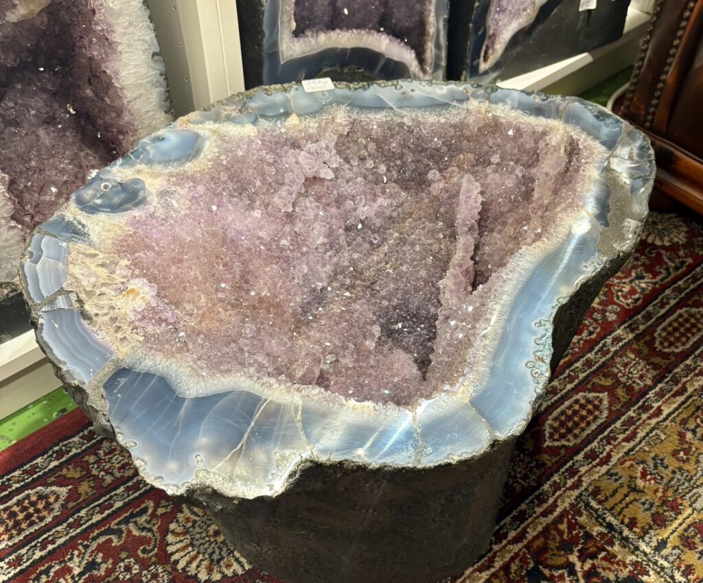 Ametistgrotta/sidebord (55 kg)