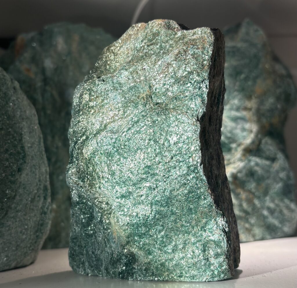 Fuchsit stående 533 gr (Rå mineral)