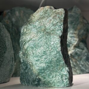 Fuchsit stående 533 gr (Rå mineral)