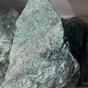 Fuchsit stående 606 gr (Rå mineral)