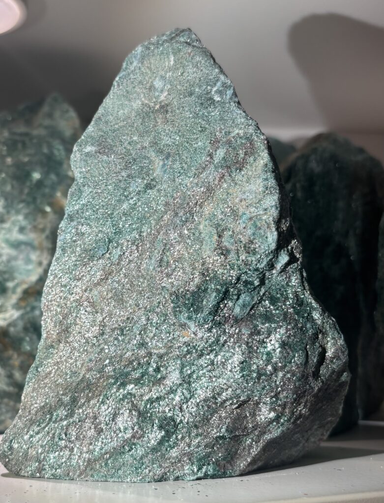 Fuchsit stående 606 gr (Rå mineral)