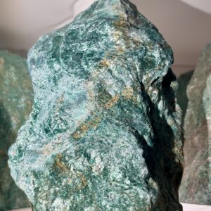 Fuchsit stående 1165 gr (Rå mineral)