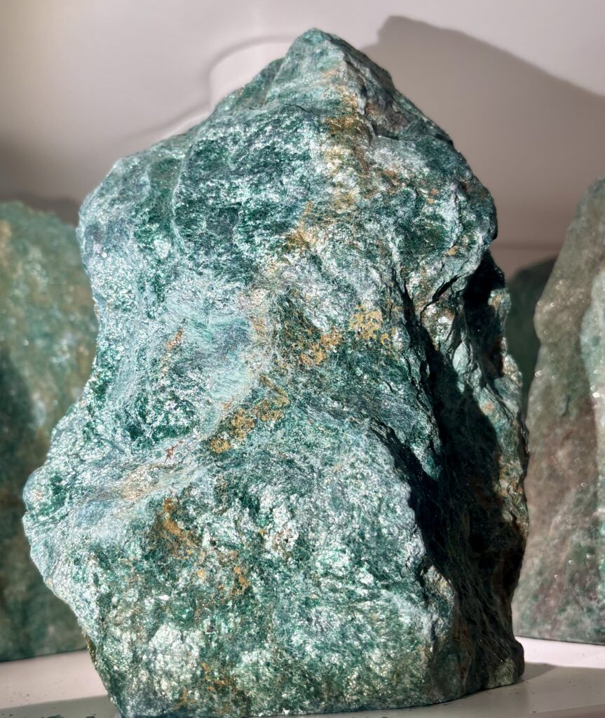 Fuchsit stående 1165 gr  (Rå mineral)