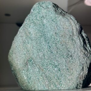 Fuchsit stående 1300 gr (Rå mineral)
