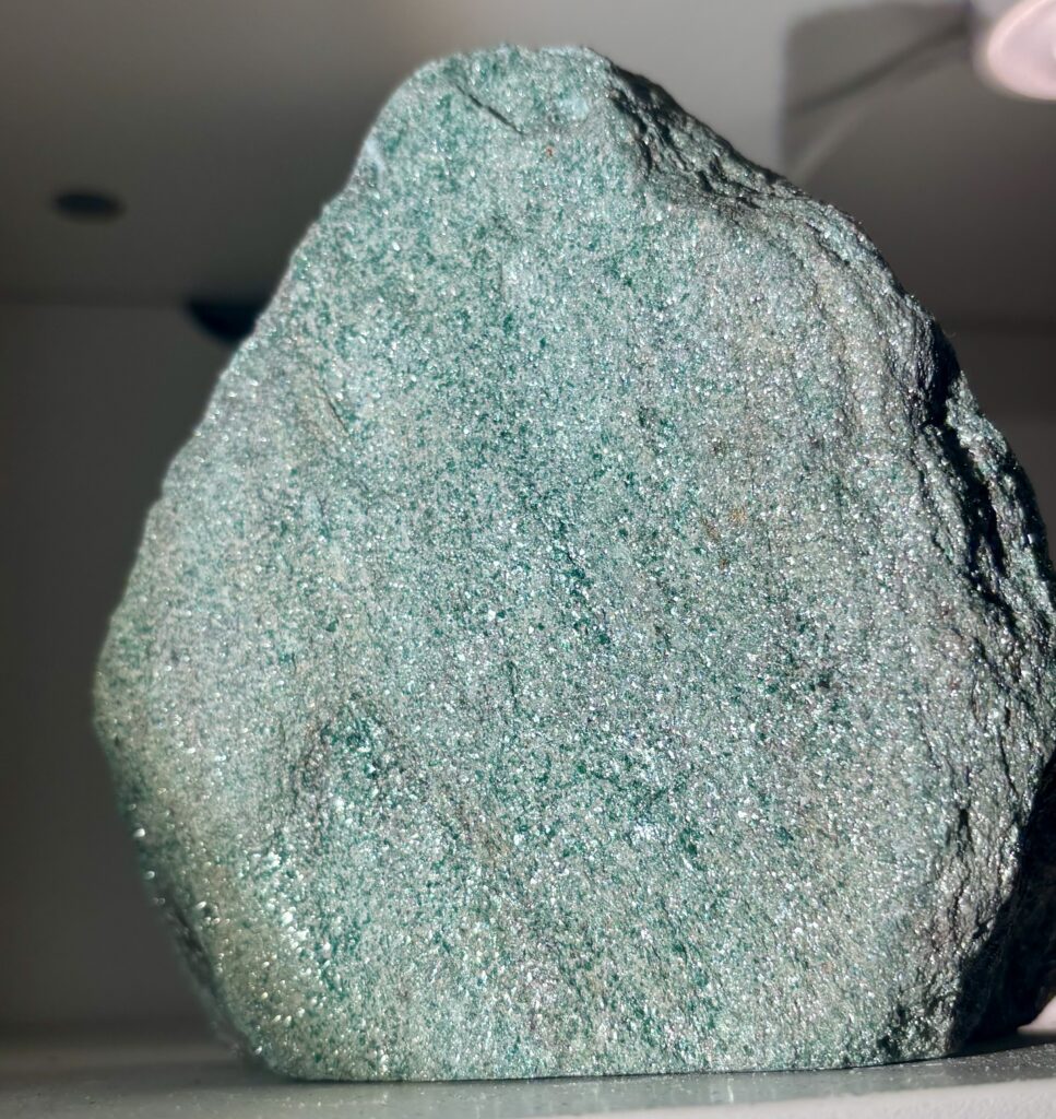 Fuchsit stående 1300 gr (Rå mineral)