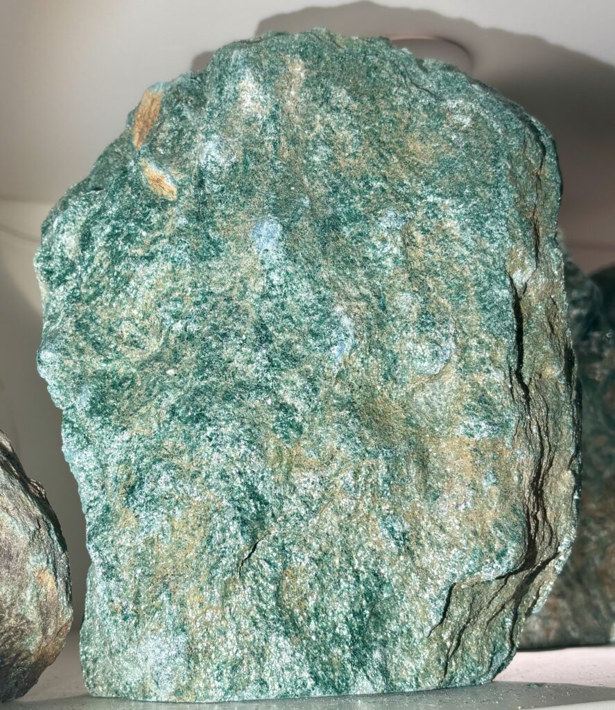 Fuchsit stående 1024 gr (Rå mineral))