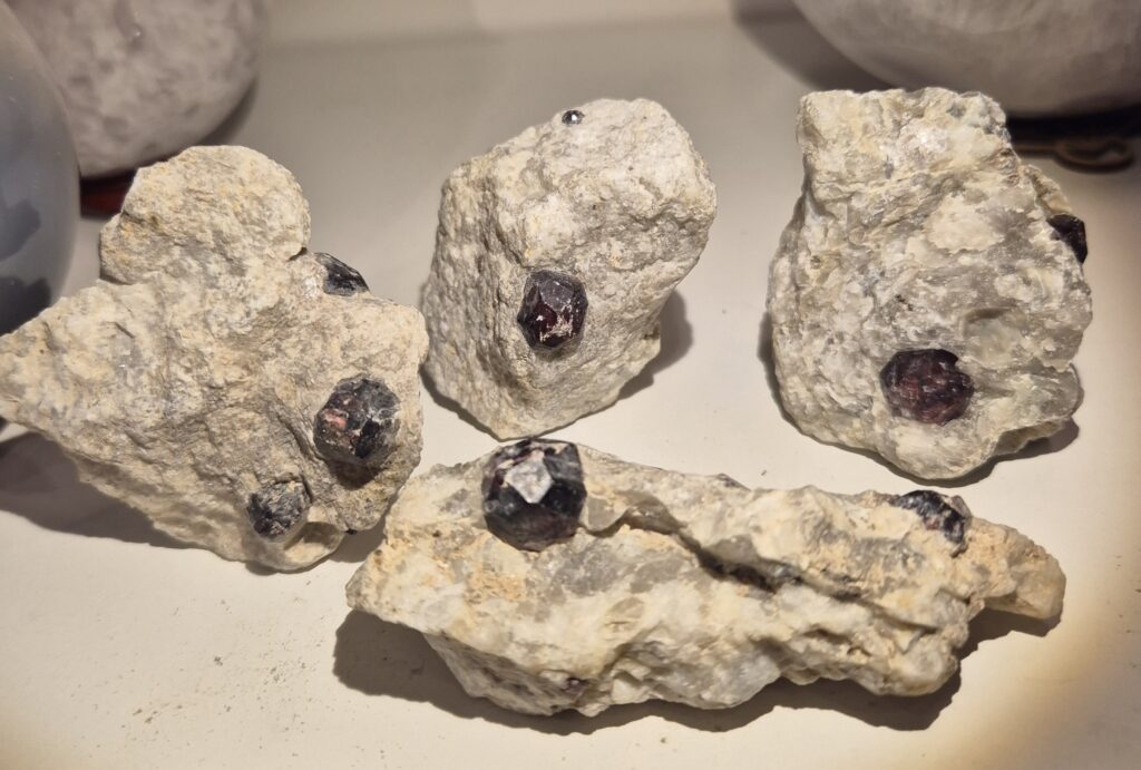 Granat i matrix (Rå mineral)