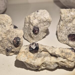 Granat i matrix (Rå mineral)