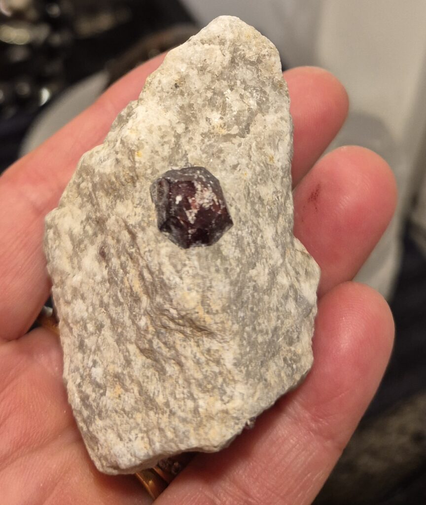 Granat i matrix (Rå mineral)
